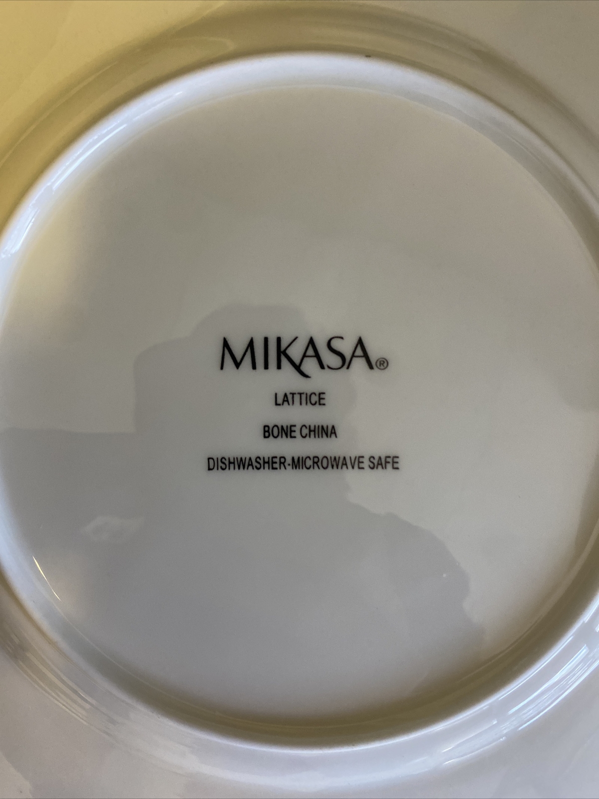 Mikasa Lattice Bone China Dinnerware Set 20-Piece (Service for 4) open box