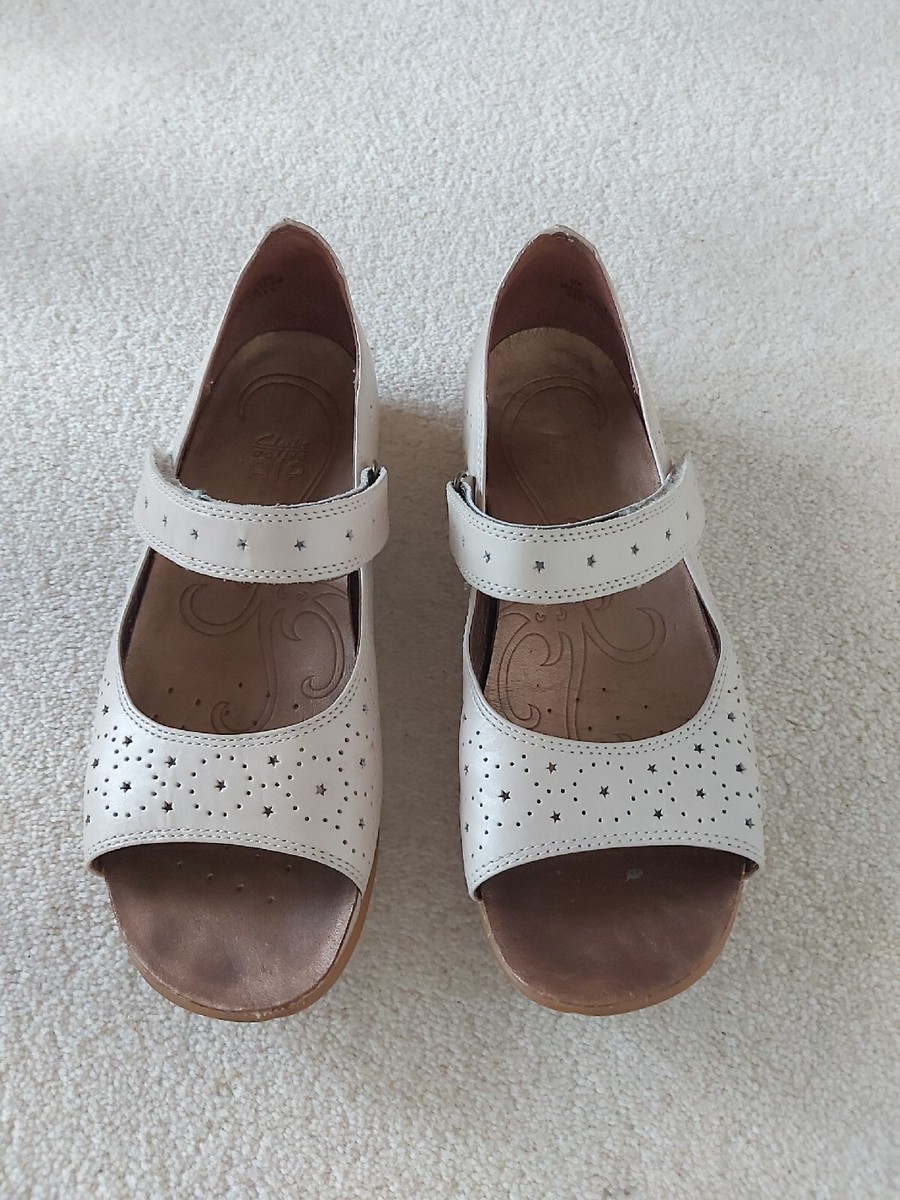 Ladies Clarks Active Air Sandals size Goldy Beige Colour, Strap,