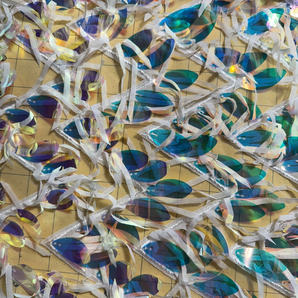 Tela de lentejuelas iridiscentes ovaladas Jumbo Chevron blanca inusual #BT Foto 3 de 4