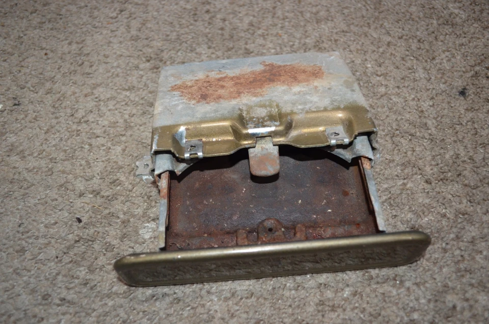 1967-1972 CHEVROLET C10 C20 SILVERADO PICK UP TRUCK ASHTRAY ASH TRAY W/ BRACKET Foto 2 de 4