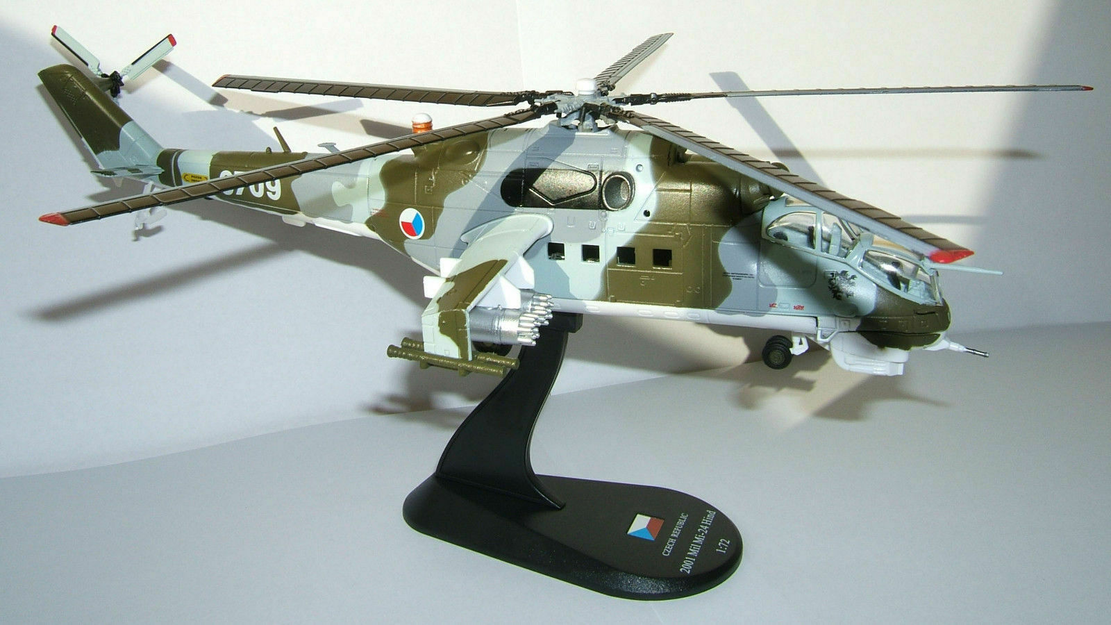 russian attack helicopter Mil Mi24 Hind diecast 172 metal LAST ONE