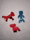 Lot de 3 animaux StikBot : 1 singe rouge, 1 éléphant rouge et 1 ours bleu