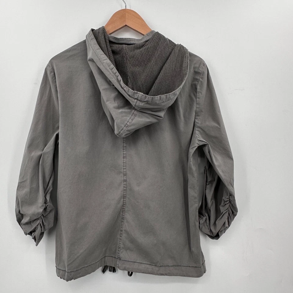 Chaqueta cortavientos utilitaria XCVI cremallera completa para mujer talla grande gris pizarra capucha Foto 3 de 4