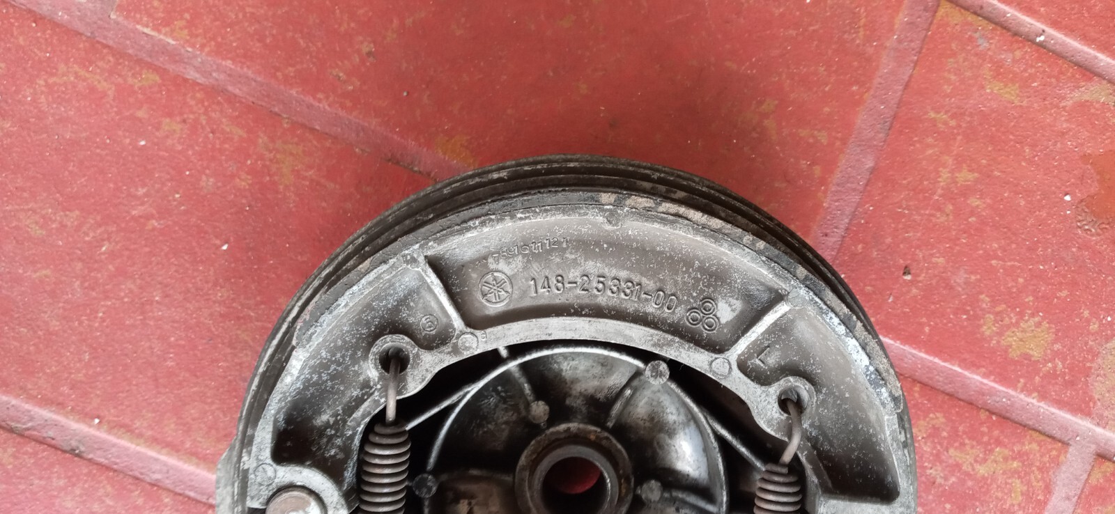 70-74 YAMAHA XS650 REAR DRUM BRAKE HUB BACKING PLATE SHOES 256-25321-00 71 72 73