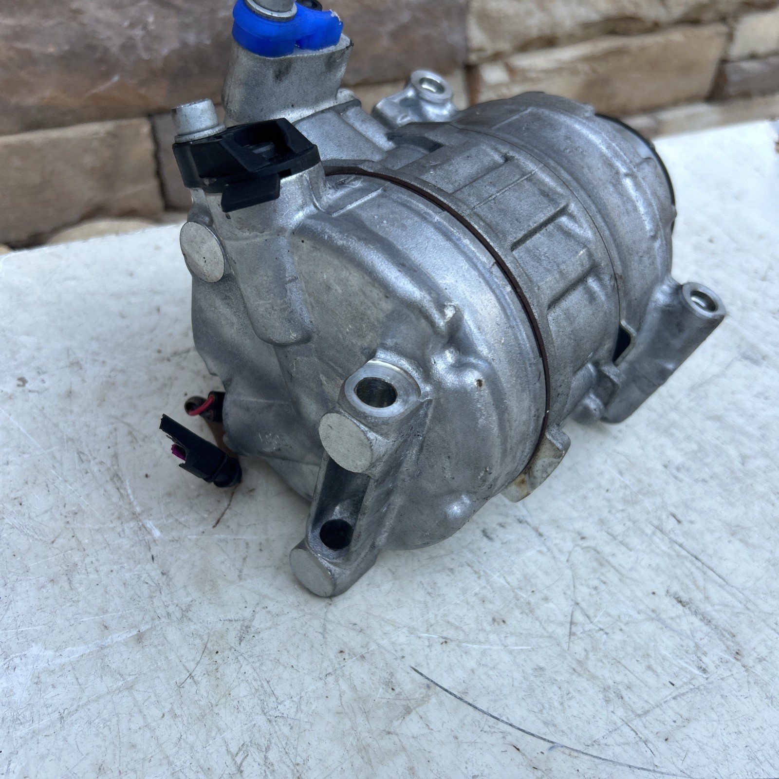 Lamborghini Aventador Compressor with bracket P/N 8K0260805H