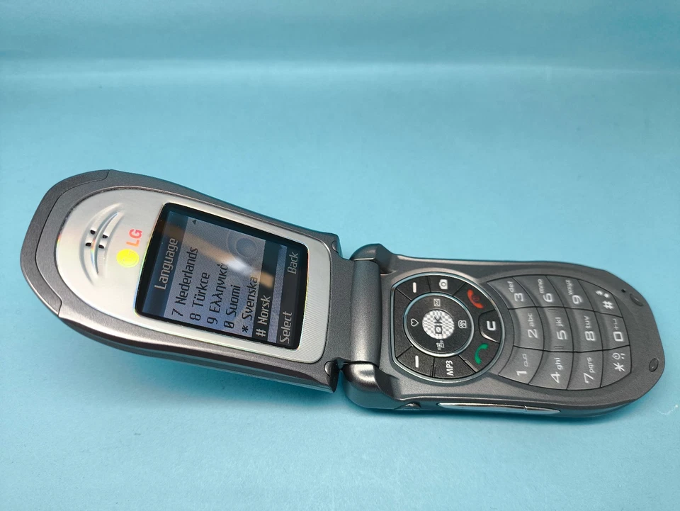 LG F3000 Silver Unlocked Mobile Phone - PERFECT Condition - Image 4 of 4