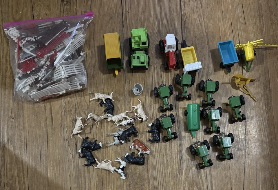 Juego de juguetes vintage Build Your Own Farm Town con tractores y animales (incompleto) Foto 2 de 2