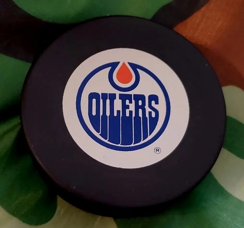 EDMONTON OILERS NHL VINTAGE OFFICIAL GAME PUCK JOHN. A ZIEGLER TRENCH MFG. 🇨🇿