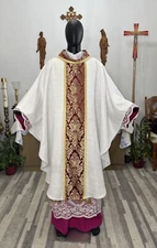 WHITE GOLD GOTHIC DAMASK COLLARED VESTMENT CHASUBLE & STOLE