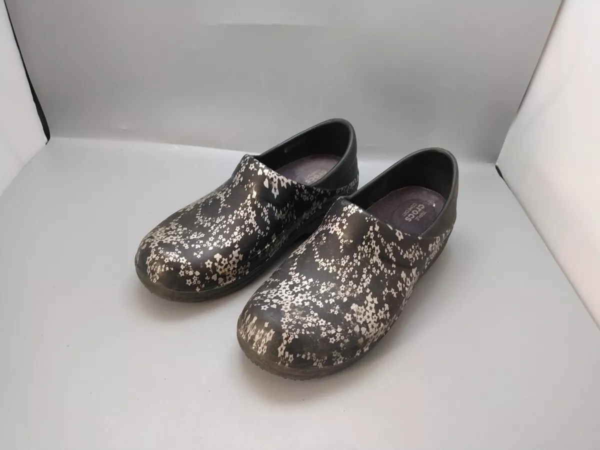 Women s CROCS Triple Comfort Black Cherry Blossom Nursing Shoes SZ W 8 READ