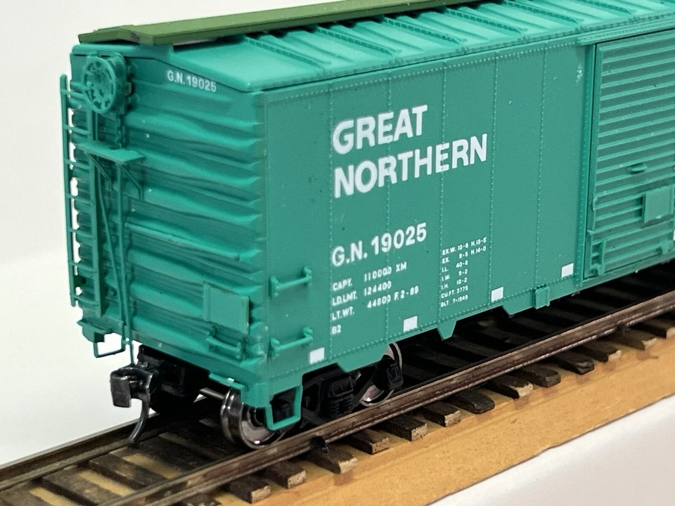 INTERMOUNTAIN, HO. Kit montado. Coche de caja GREAT NORTH 12 paneles 40’. GN#19025 Foto 3 de 4