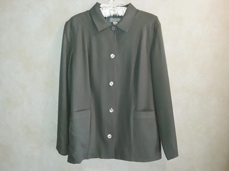 Tommy Bahama Women’s Sage Green Silk Pant Suit. Size Medium - Image 2 of 4