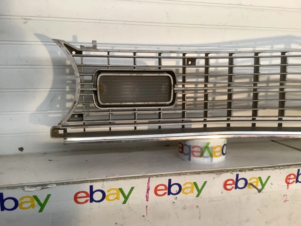 Dodge Dart Grile Mopar 1973 1974 luces de estacionamiento molduras cromadas relleno de parachoques fabricante de equipos originales Foto 3 de 4