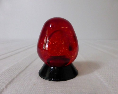 AUSTRALIAN ? Vintage 2.1" red speckled ART GLASS figurine EGG ornament figure
