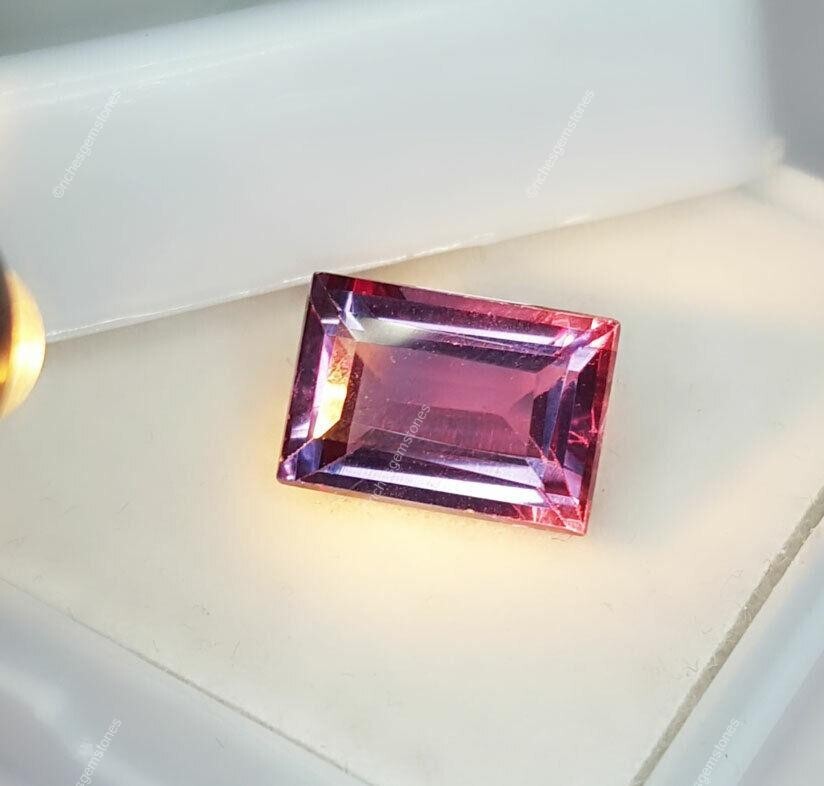 6,35 Carats. Pierre Précieuse Mystique Naturelle En Forme Carrée Loose