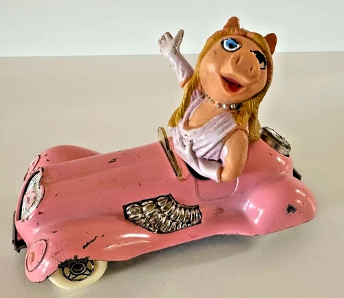 N67 Corgi Miss Piggy DIE CAST CAR Toy 1979 Great Britain Pink Vintage Henson