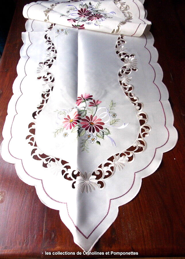 Chemin de table brodé marguerites blanc cassé ovale 50x150 cm