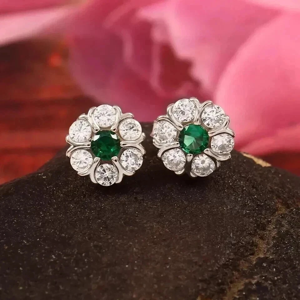 Aretes redondos de diamantes y flores de esmeralda verde de 2 quilates enchapados en oro blanco de 14 K Foto 4 de 4