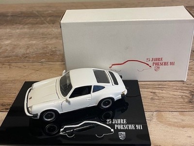 1:43 NZG Rarität ''25 Jahre Porsche 911'' in weiß auf Acrylplatte mit OVP