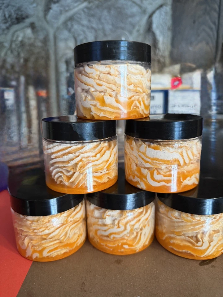 MANTECA CORPORAL BATIDA ORGÁNICA con vitamina E y colágeno + exfoliante de azúcar gratis de 2 oz Foto 4 de 4