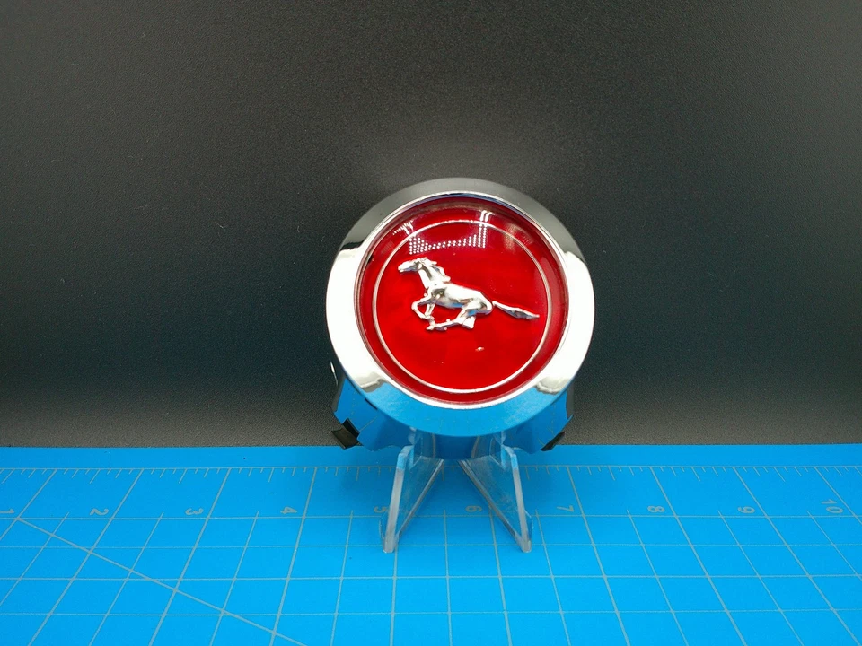 Tapacubos vintage Ford Mustang tapa central cromada 1965-1966 OEM emblema de moldura clásica Foto 4 de 4