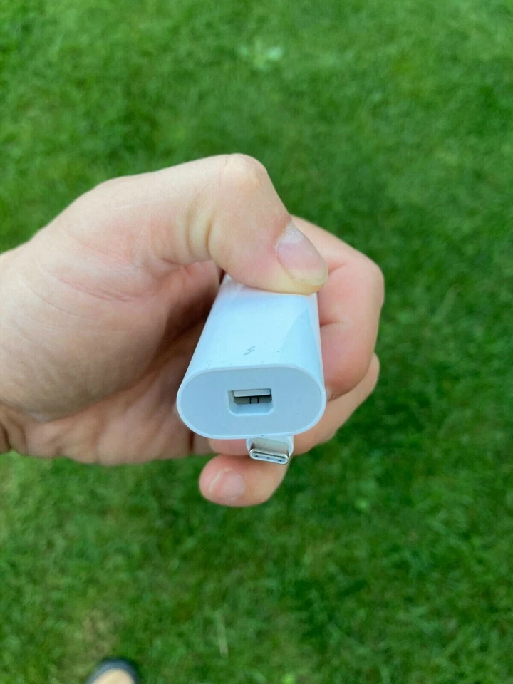  Genuine Apple Thunderbolt 3 (USB-C) to Thunderbolt 2 Adapter MMEL2ZM/A - Image 3 of 4