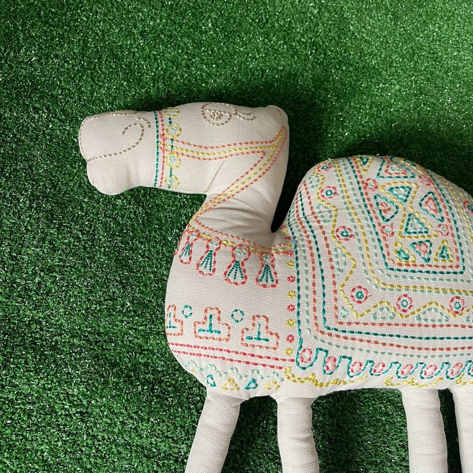 Almohada decorativa bronceada de felpa Pillowfort camel con costuras bordadas a lo largo Foto 2 de 4