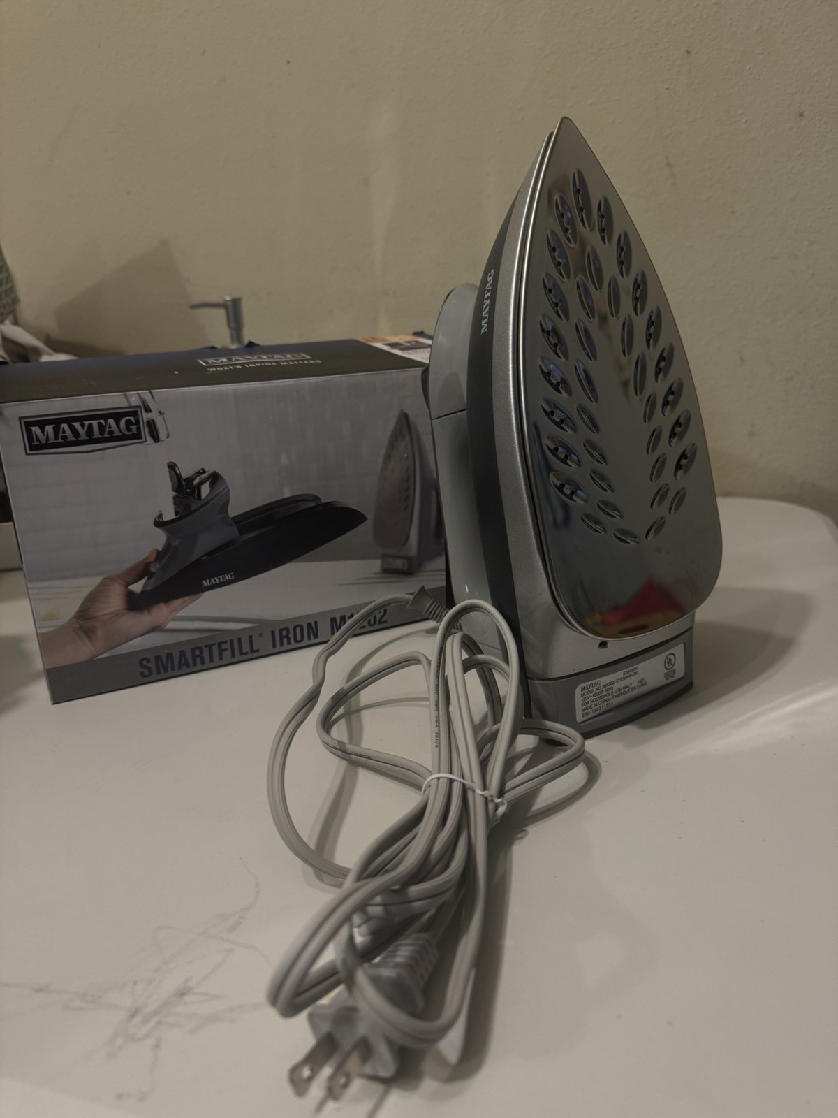 M1202 Corded Stainless Steel Soleplate Auto Shut-off