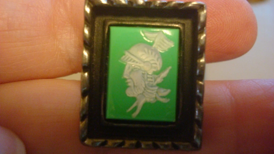 Gemelos de colección con casco guerrero verde intaglio centurión griego romano tono plata Foto 4 de 4