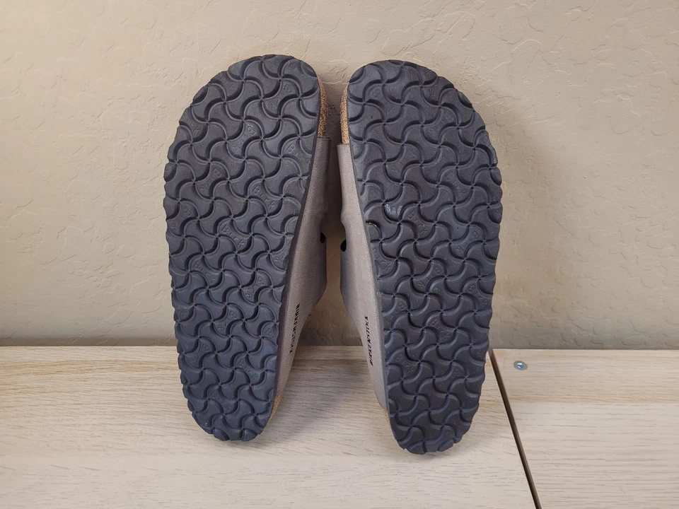 Sandalias veganas Birkenstock Arizona de dos correas gris polvo topo para hombre 9 mujeres 11 usadas en excelente estado Foto 3 de 4