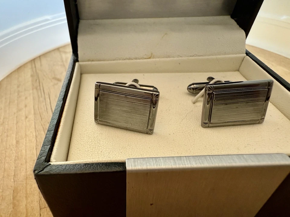 Gemelos cuadrados Geoffrey Beene pulidos tallados tono plata nuevos en caja Foto 2 de 3