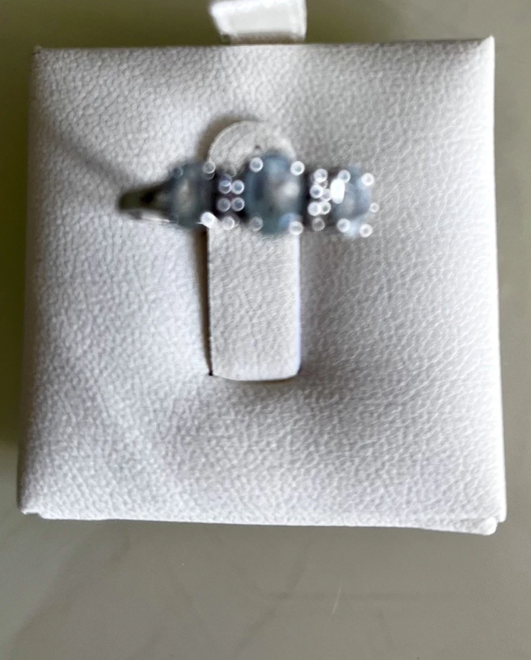 Кластерное кольцо из белого золота 9 карат с аквамарином и тремя бриллиантами размер O с клеймом - Изображение 4 из 4