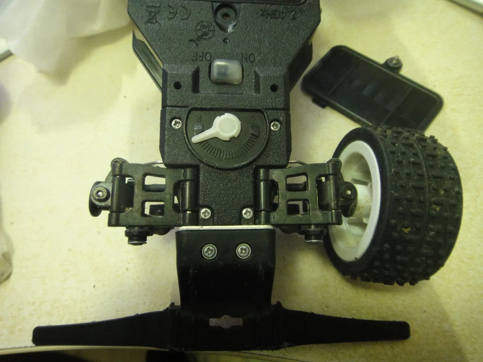 Carrera RC coche radio control roto falta rueda y mas problemas España - Bild 4 von 4