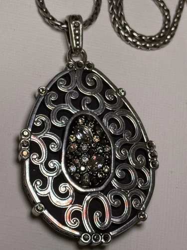 VETEMENTS Collana con ciondolo lungo Brighton elegante istinto argento cristalli neri. #837