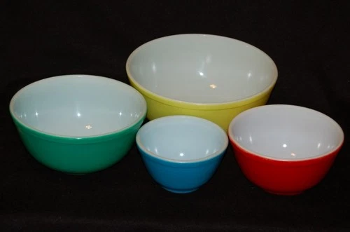 VINTAGE Pyrex Primary Colors Mixing Bowls Set of 4 Made in USA 1950 VERY CLEAN