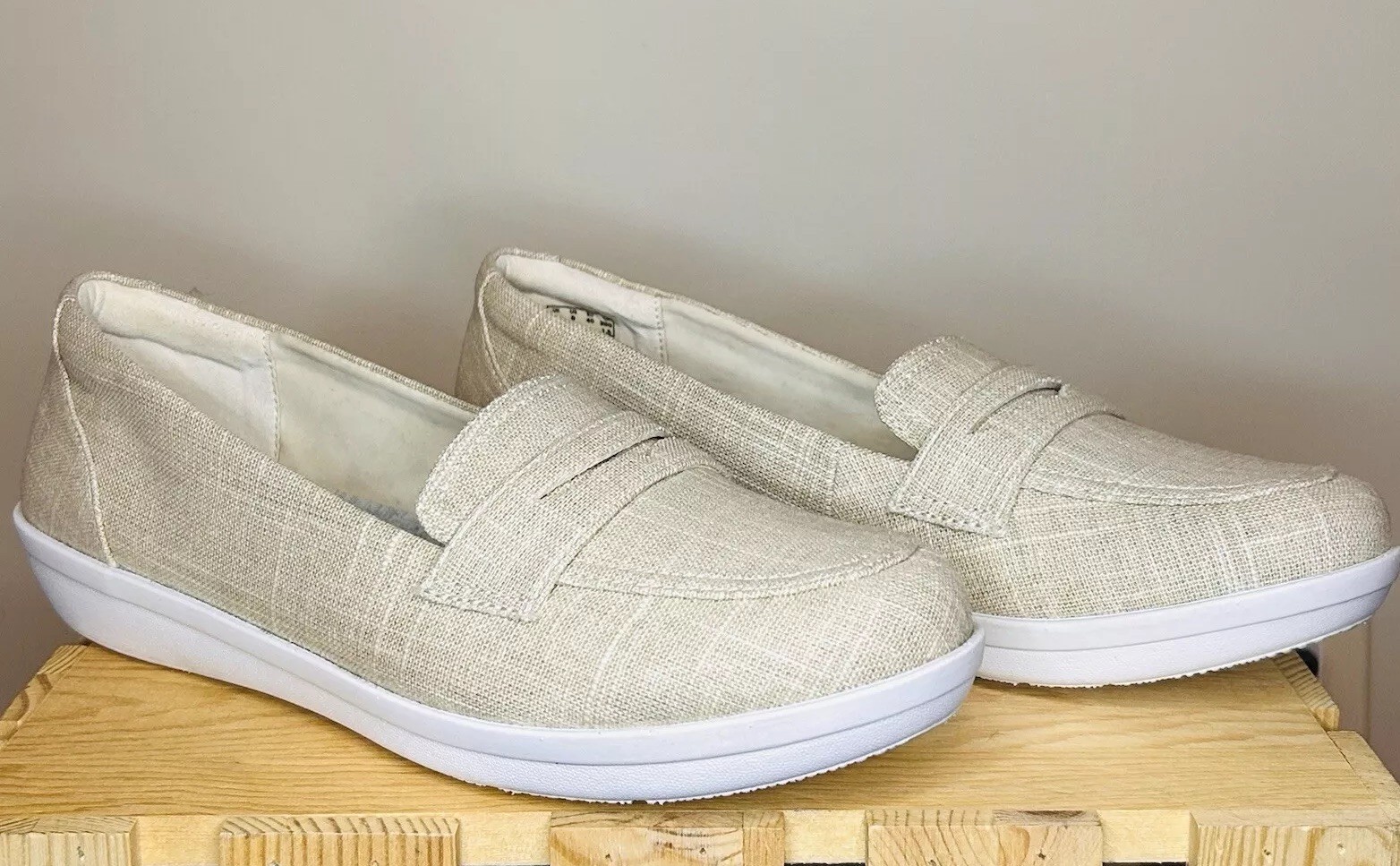 Clark’s Cloud Steppers Slip On Loafer Womens 9 Cushion Flat Canvas Linen Beige