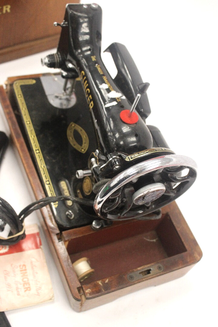 Vintage SINGER 99K Electric Foot Pedal Operated Sewing Machine 1956 w