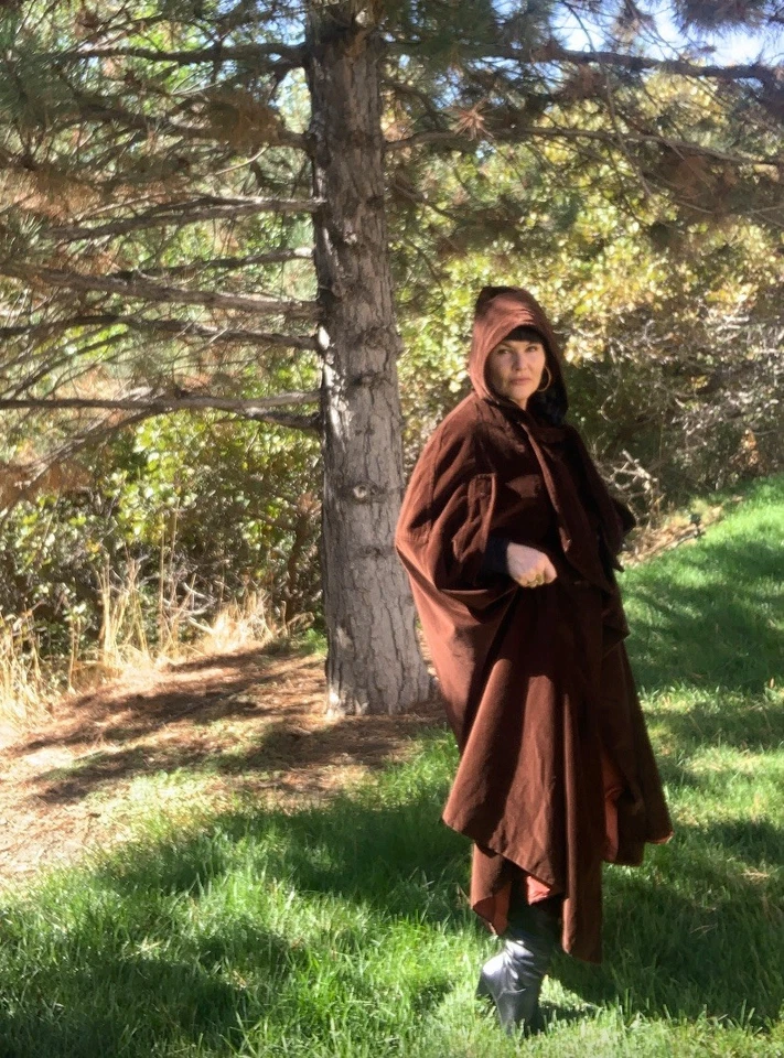 Antigua capa con capucha de terciopelo marrón Foto 4 de 4