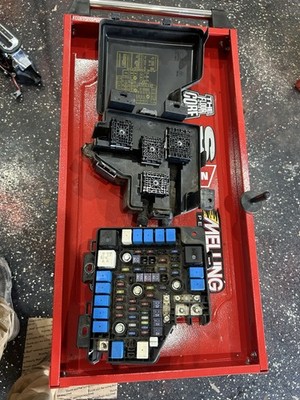 2008 Hyundai Santa Fe Engine Bay Fuse Junction Box Assembly