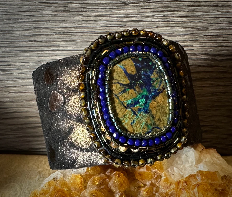 Azurite and Chrysocolla Adjustable Cuff Bracelet with Leather and Beadwork - Imagem 3 de 4