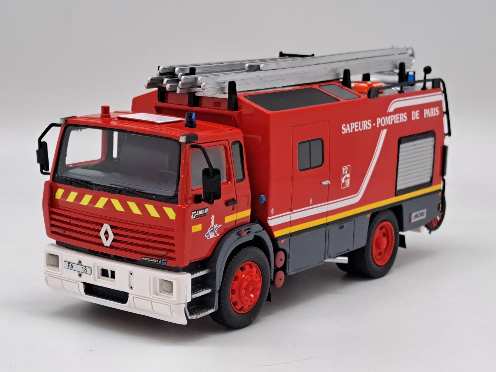 Camion de pompiers echelle 1 43 Renault G 230 miniature BSPP FA 18 rouge