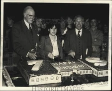 1979 Press Photo Wentworth Erickson , Dawn Guay & Dr Edward Kirkpatrick Cut Cake