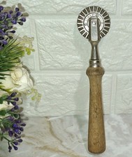 ANTICA ROTELLA TAGLIAPASTA SPERONELLA LEGNO OTTONE Lungh Cm 17 Diam 4