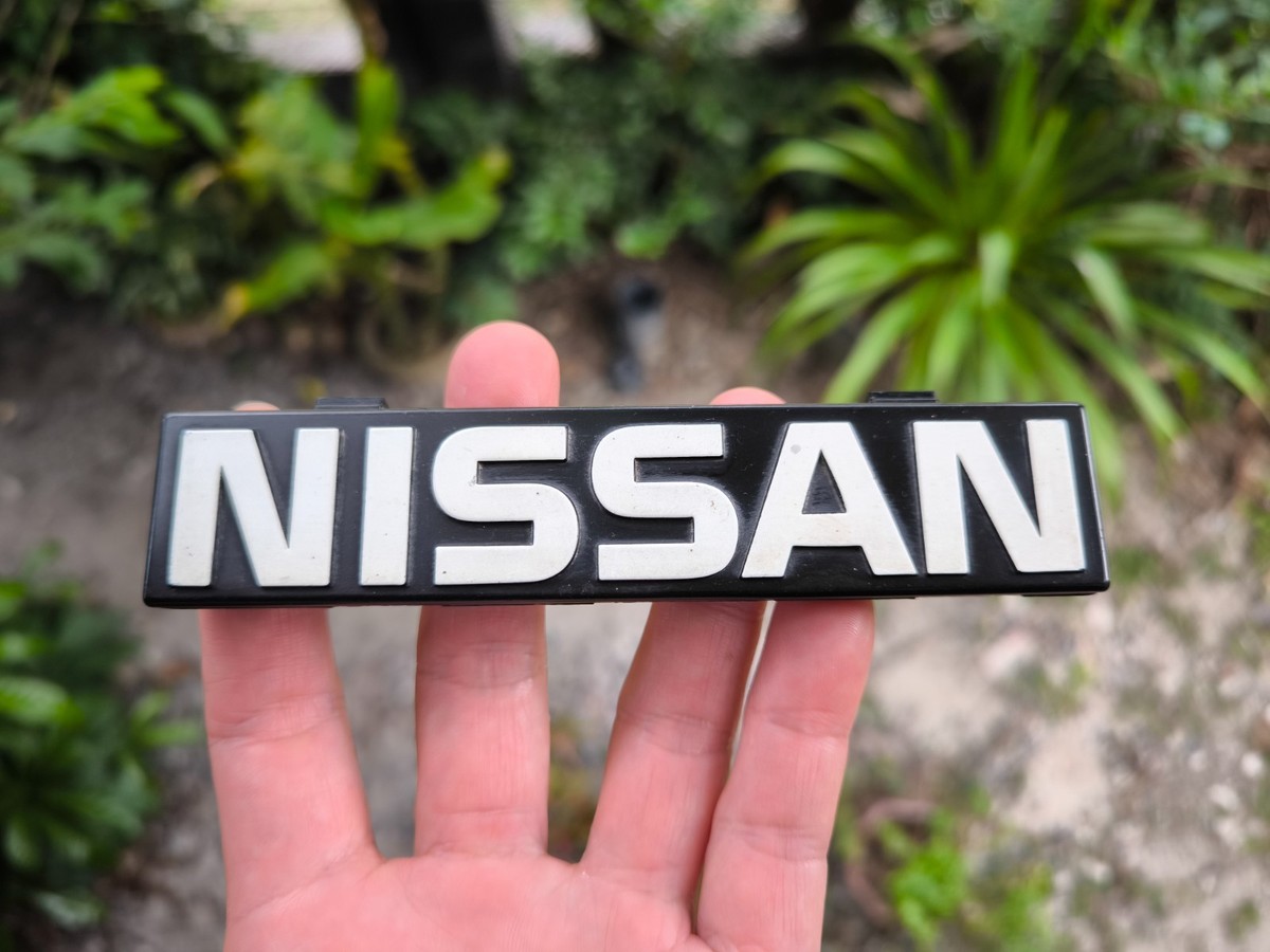 NISSAN SENTRA SUNNY B11 1982-83 Front Grille Emblem Badge Genuine