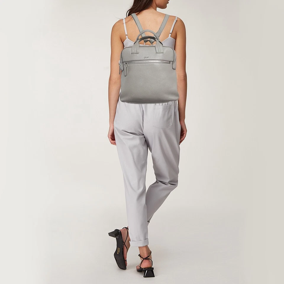 Mochila convertible de cuero gris DKNY Foto 2 de 4