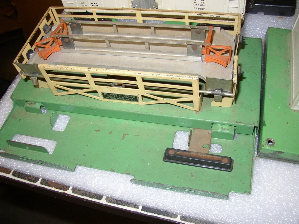 Lionel 394 Beacon 145 gatehouse 3646 Stockyard 3642 Automatic Milk 140 Signal - Image 2 of 4