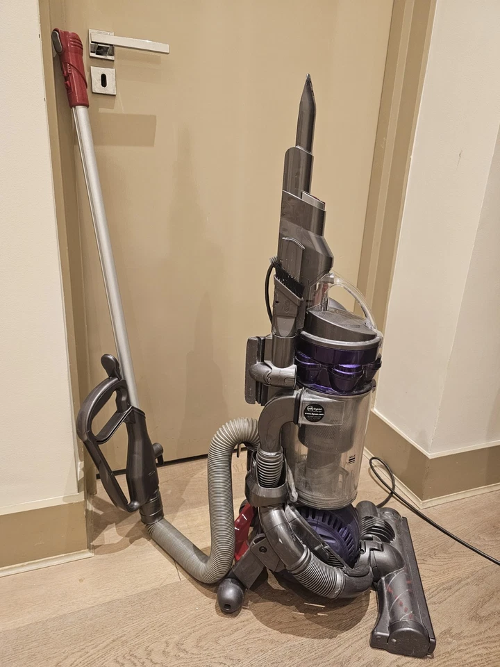 Dyson DC25 Animal Ball Upright Vacuum Cleaner + accessories - Image 4 of 4