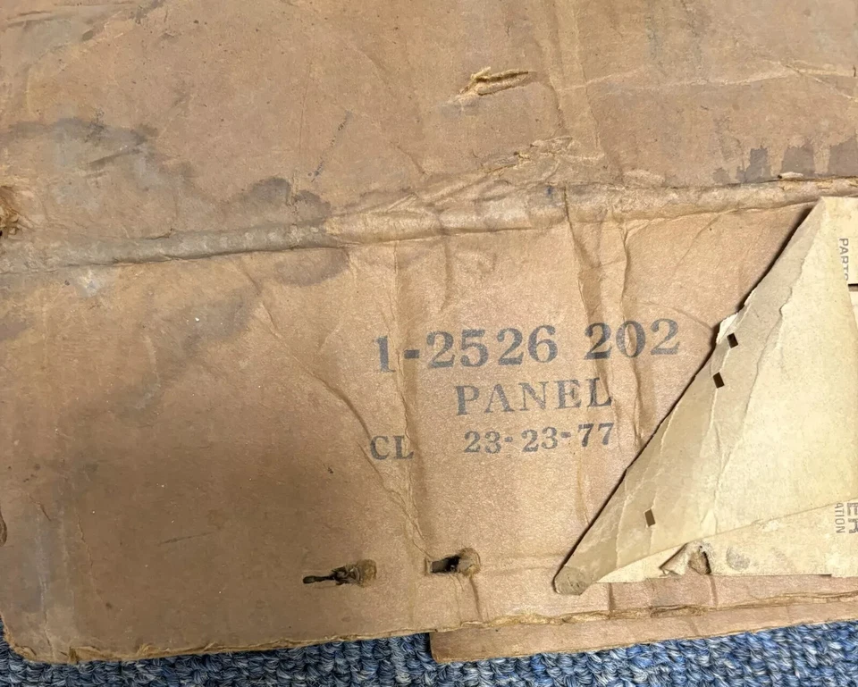 1965 年普利茅斯 Fury III 车厢尾门装饰面板 2526202 NOS — 第 2/4 张图片