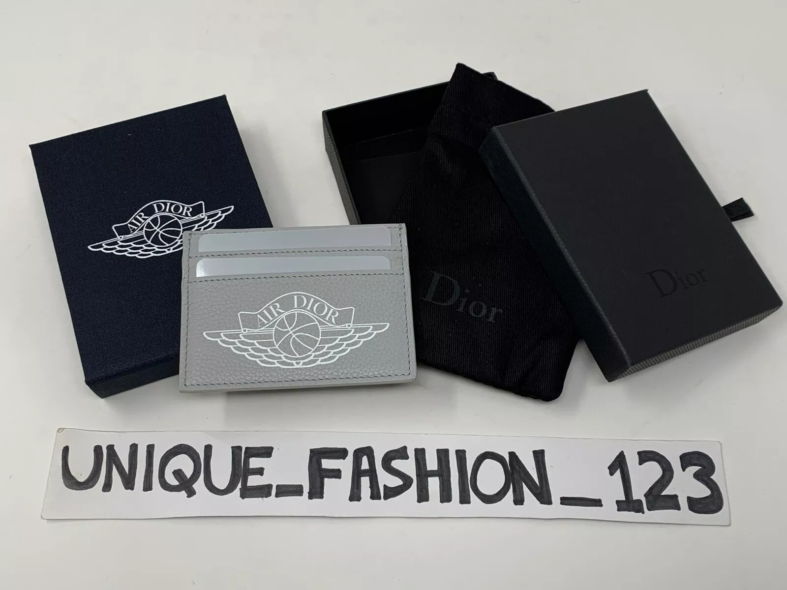 PORTE CARTE DE CRÉDIT EN CUIR CHRISTIAN DIOR X AIR JORDAN WINGS BAS HAUT 1 GRIS