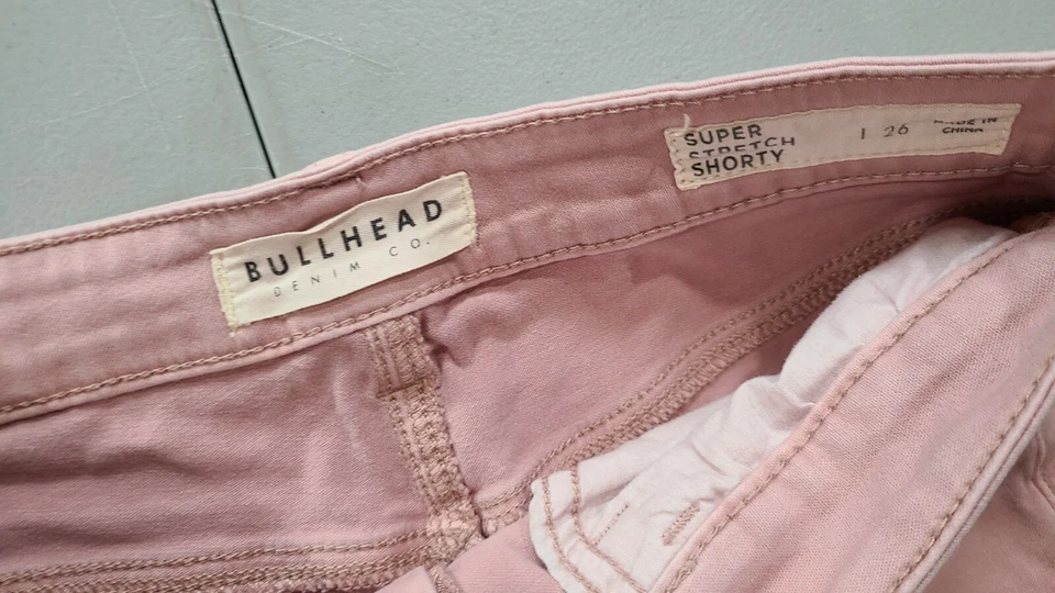 Pantalones Cortos Bullhead Súper Elastizados Juniors Talla 26x1.5 Rosa Frente Plano Puños Foto 4 de 4